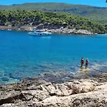 Santa Maria Hvar With Jacuzzi Apartamento *